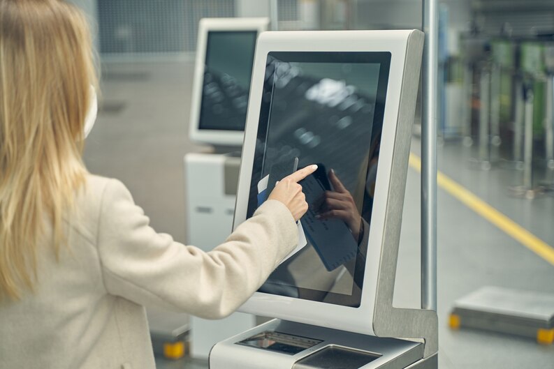 Descubra como totens para autoatendimento estão transformando o mercado