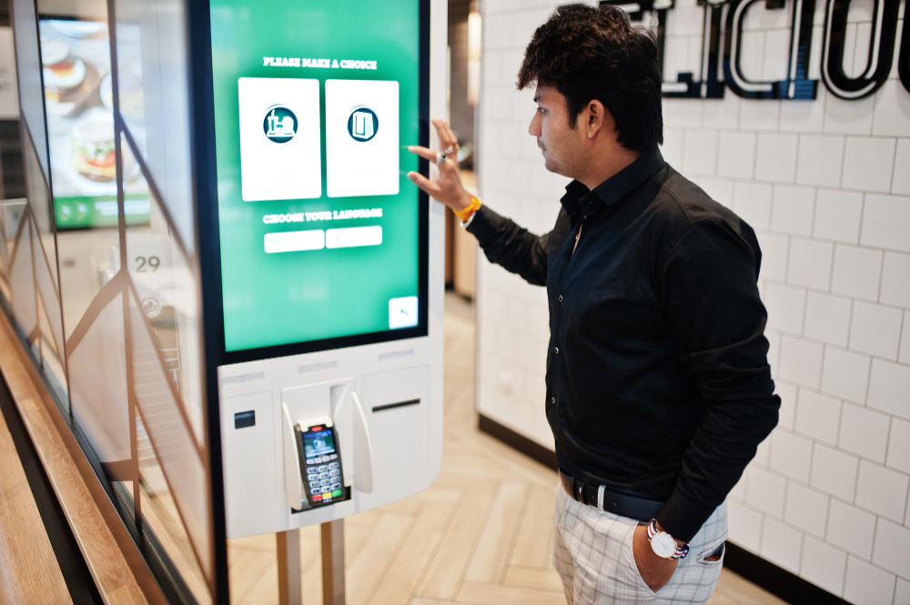 Como totens para autoatendimento estão otimizando o atendimento ao cliente