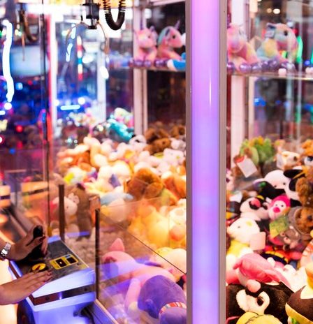 Máquina de pegar pelúcia: saiba como atrair clientes com entretenimento